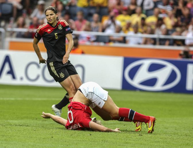 Elise Thorsnes si getta a terra disperata: ha appena fallito un'occasione da gol. Reuters